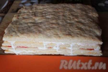 - третий корж, крем из маскарпоне, персиковое пюре;
- четвертый корж, крем из маскарпоне.