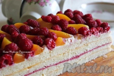 Если планируете такой торт не для домашнего, а более официального чаепития, то подравняйте его по краям или нарежьте на пирожные.