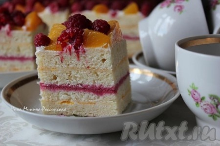 Торт с малиной и персиками готов.