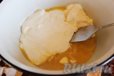 Для приготовления теста соедините сметану и размягченное сливочное масло.
