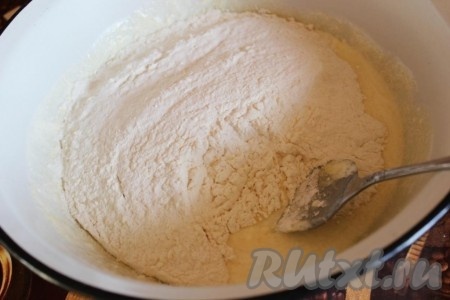 Добавьте сахар и муку с содой. Соду не гасить, она среагирует с кислотой сметаны.