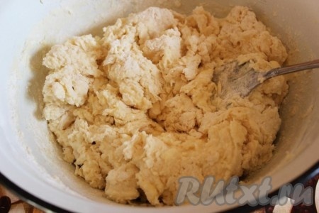 Перемешайте ингредиенты лопаткой до образования рыхлого пышного теста.