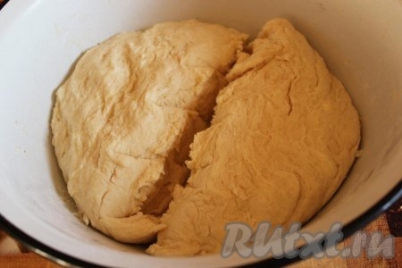 Разделите тесто на 2 части.