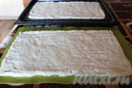Каждую часть теста раскатайте в пласт толщиной около 1 см.