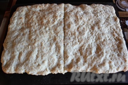 Испеките коржи в разогретой духовке при 200 градусах около 15 минут, коржи должны остаться мягкими.
Разрежьте каждый корж на 2 части и в итоге получится 4 коржа для торта.