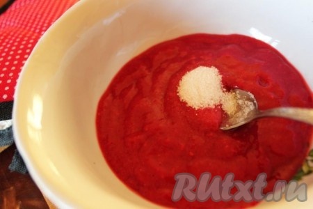 Сделайте пюре из половины персиков и пюре из половины малины с ванильным сахаром по вкусу.