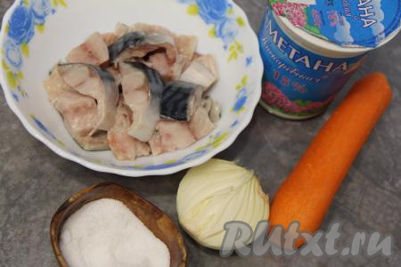 Разморозить скумбрию при комнатной температуре. Удалить голову рыбы и внутренности. Отделить филе от костей, удаляя хребтовую кость и более мелкие косточки, затем нарезать скумбрию на кусочки. Лук и морковь почистить.