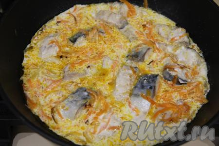 Томить на медленном огне 10 минут. За это время можно 1-2 раза рыбку аккуратно перевернуть, чтобы она равномерно протушилась в сметанном соусе.