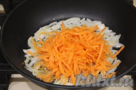 Затем добавить морковь и обжаривать овощи, время от времени перемешивая, минут 6-7 (до мягкости морковки). 