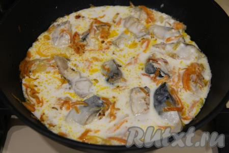 В отдельной ёмкости соединить сметану с водой, добавить соль и специи, перемешать и влить в сковороду. Аккуратно перемешать скумбрию с овощами и соусом, дать соусу закипеть, убавить огонь и накрыть сковороду крышкой.