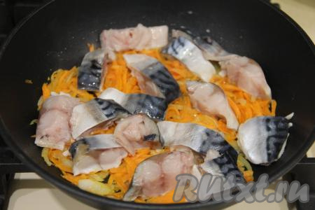 Выложить кусочки скумбрии на обжаренные овощи. Обжарить рыбку с овощами 2-3 минуты.