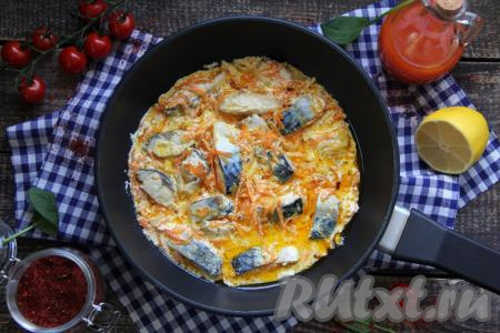 Вкусную, нежную скумбрию вместе с овощами разложить со сковороды по тарелкам и подать в горячем виде с гарниром, поливая сметанным соусом, в котором тушилась рыбка.