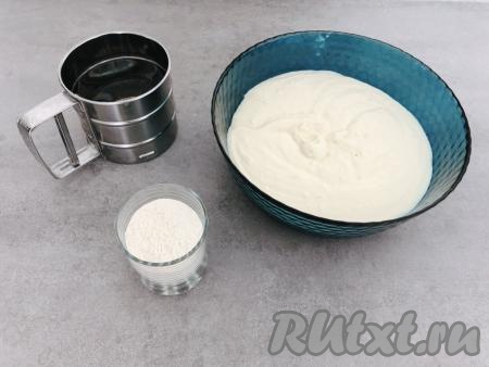 В получившуюся творожную массу просеиваем муку и снова перемешиваем до однородности. Творожная масса получится, как густая сметана.