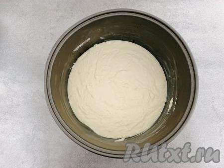 Смазываем чашу мультиварки сливочном маслом, выкладываем в неё творожную массу, крышку мультиварки закрываем.