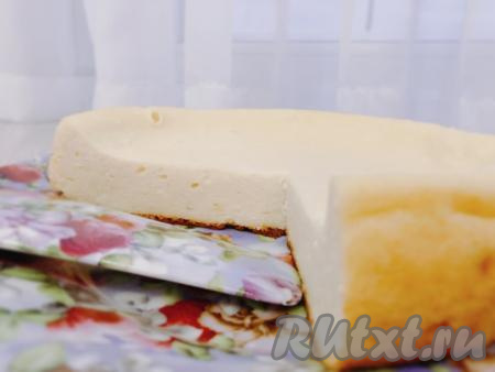 В процессе остывания творожный пудинг в мультиварке немного осядет, но на вкусовых качествах это никак не отразится. Горячий пудинг доставать из мультиварки не рекомендую, так как пудинг получается очень-очень нежным, воздушным и, как следствие, хрупким. После того как пудинг достаточно остынет, вынимаем его из чаши мультиварки, перекладываем на блюдо и подаём к столу со сметаной, джемом, сгущённым молоком или вашим любимым соусом. Получается очень вкусно!