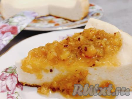 В процессе остывания творожный пудинг в мультиварке немного осядет, но на вкусовых качествах это никак не отразится. Горячий пудинг доставать из мультиварки не рекомендую, так как пудинг получается очень-очень нежным, воздушным и, как следствие, хрупким. После того как пудинг достаточно остынет, вынимаем его из чаши мультиварки, перекладываем на блюдо и подаём к столу со сметаной, джемом, сгущённым молоком или вашим любимым соусом. Получается очень вкусно!