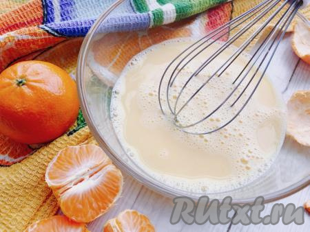 В отдельную чашу разбиваем яйца и взбиваем их венчиком, чтобы белки и желтки объединились.&nbsp;