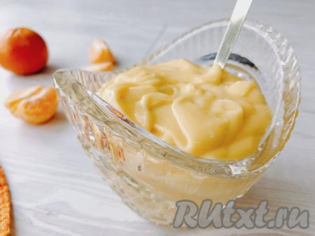 Готовый курд перекладываем в небольшую ёмкость (например, в банку), закрываем крышкой и отправляем в холодильник на несколько часов (лучше всего на ночь). За это время мандариновый курд окончательно стабилизируется и загустеет, приобретя консистенцию заварного крема и шелковистую, гладкую текстуру.&nbsp;