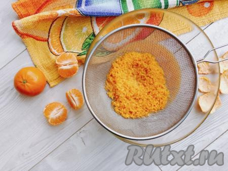 После остывания процеживаем мандариновую смесь. В процеженную смесь вливаем яйца, перемешиваем венчиком до однородности.