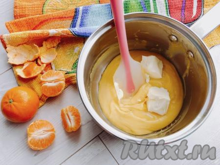 Переливаем мандариново-яичную смесь в сотейник и на среднем огне, постоянно помешивая, доводим смесь до кипения, затем уменьшаем огонь до минимума и, не переставая перемешивать, варим до небольшого загустения (примерно до консистенции жидкой сметаны). В общей сложности на варку мандариново-яичной смеси до загустения мне потребовалось минут 5. Выключаем огонь, охлаждаем получившийся мандариновый заварной крем до температуры 45 градусов и вмешиваем сливочное масло.&nbsp;