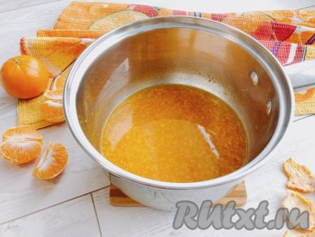 В сотейник выливаем мандариновый сок, добавляем лимонный сок и цедру с сахаром. Ставим на огонь, доводим до кипения, снимаем с огня и полностью охлаждаем.