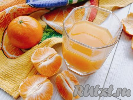 Тем временем отжимаем сок из мандаринов. Для приготовления курда нам потребуется 125 миллилитров свежевыжатого сока. Мои мандарины оказались не самыми сочными, поэтому излишков сока не осталось.&nbsp;