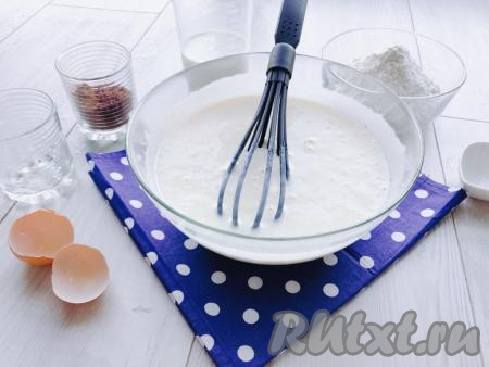 К взбитым яйцам добавляем кефир, сахар, соль, соду, гашёную уксусом, растительное масло и тщательно перемешиваем венчиком (или ложкой).