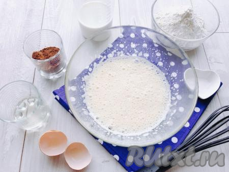 В глубокую миску разбиваем яйца и слегка взбиваем их венчиком (или миксером) до образования пенки. Долго взбивать не нужно, достаточно 1-2 минут.