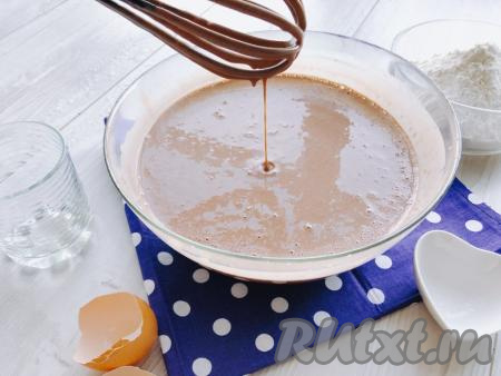 Молоко выливаем в сотейник и доводим до кипения. Закипевшее молоко тонкой струйкой вливаем в тесто, непрерывно перемешивая венчиком. Тесто станет менее густым, по консистенции будет напоминать кефир.