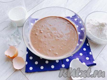 Затем в кефирную смесь просеиваем муку. Любители шоколада могут добавить какао. Перемешиваем до тех пор, пока в тесте не останется комочков. Должно получиться густое, тягучее тесто, как на оладьи.