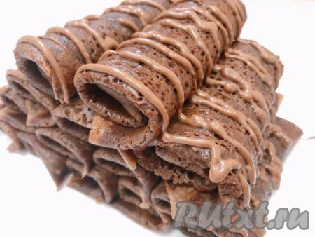 Заварные блины, замешанные на кефире и молоке, лучше всего подавать тёплыми, дополнив, по желанию, шоколадным соусом, цитрусовым джемом или шариком ванильного мороженого.