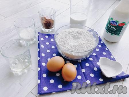 В первую очередь подготовим необходимые продукты для приготовления заварных блинов на кефире и молоке.