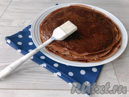 Поверхность блина смазываем растопленным сливочным маслом, это придаст блинчику приятный аромат и невероятную мягкость. Постепенно выпекаем все блинчики (я выпекала на сковороде диаметром 21 сантиметр, из указанного количества ингредиентов получилось 13 блинов). Блинное тесто в миске периодически перемешиваем. В составе блинного теста есть растительное масло, поэтому после жарки первого блинчика сковородку можно больше маслом не смазывать, но многое зависит и от качества покрытия сковороды.