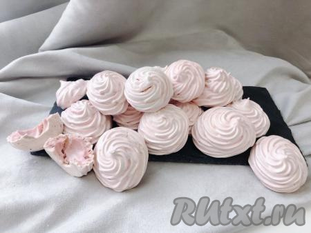 Безе, приготовленное из белков и сахарной пудры, получается лёгким, воздушным, хрустящим, это лакомство придётся по душе любому сладкоежке!