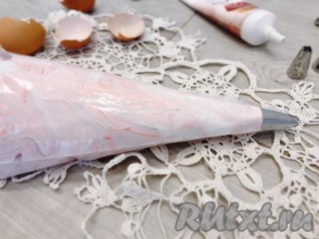 Затем перекладываем белковую массу в кондитерский мешок с насадкой.