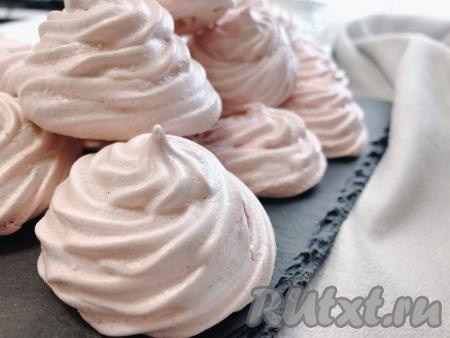 Противень устанавливаем в холодную духовку и сушим безе при температуре 100 градусов  2,5 часа. Готовое безе перекладываем в вазочку и подаём к столу с чаем или кофе.