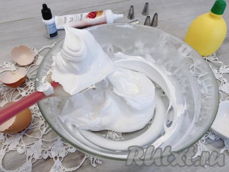 ​​​​Продолжая взбивать, увеличиваем скорость миксера до максимума. Небольшими порциями постепенно добавляем сахарную пудру. Взбиваем до образования густой, пышной, гладкой массы, которая образует устойчивые пики. В конце взбивания добавляем лимонный сок. По желанию, на этой стадии можно добавить пищевой краситель. В общей сложности, своим миксером я взбивала белки около 7-8 минут.