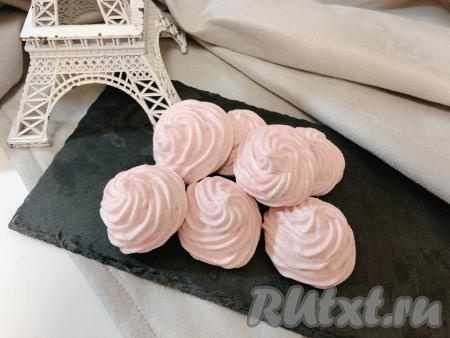 Противень устанавливаем в холодную духовку и сушим безе при температуре 100 градусов  2,5 часа. Готовое безе перекладываем в вазочку и подаём к столу с чаем или кофе.