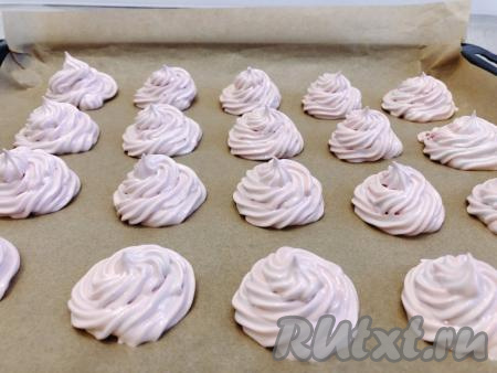 Противень застилаем пергаментной бумагой и отсаживаем наше безе в виде зефирок на небольшом расстоянии друг от друга. Если у вас нет кондитерского мешка, безе можно выкладывать чайной ложкой или, например, использовать обычный плотный целлофановый пакет, предварительно срезав у него уголок.