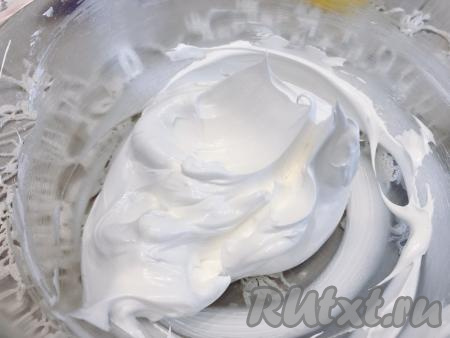 ​​​​Продолжая взбивать, увеличиваем скорость миксера до максимума. Небольшими порциями постепенно добавляем сахарную пудру. Взбиваем до образования густой, пышной, гладкой массы, которая образует устойчивые пики. В конце взбивания добавляем лимонный сок. По желанию, на этой стадии можно добавить пищевой краситель. В общей сложности, своим миксером я взбивала белки около 7-8 минут.