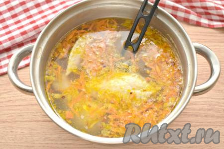 После того как картошка проварится 15 минут, добавляем в кастрюлю обжаренные овощи, даём куриному супу закипеть и варим его далее на небольшом огне 5 минут.