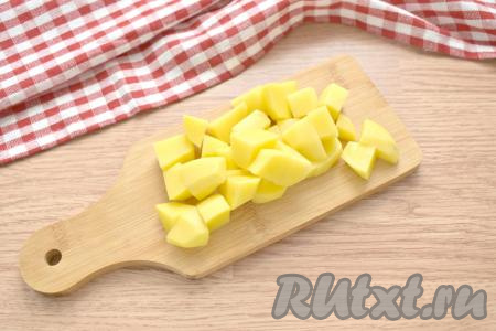 После того как крылышки проварятся 20 минут, добавляем в кастрюлю очищенную и нарезанную на небольшие брусочки картошку, даём закипеть, а после этого варим на небольшом огне минут 15.