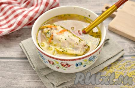 Суп, приготовленный с вермишелью и куриными крылышками, получился вкусным, аппетитным и сытным. 