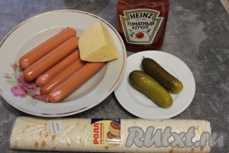 Подготовить продукты для приготовления хот-догов в лаваше с сосиской. Лаваш разрезать на 4 части (я готовила 4 хот-дога). Сосиски очистить от слюды.