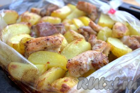 Затем аккуратно (чтобы не обжечься) разрезать пакет. Запекать свиную грудинку с картошкой в течение 10-15 минут на режиме "Гриль" (если такого режима нет, тогда запекайте на основном режиме духовки). За это время мясо с картошечкой подрумянятся. Готовность блюда следует проверять по картофелю (если он легко прокалывается вилкой или ножом, значит наше блюдо готово).