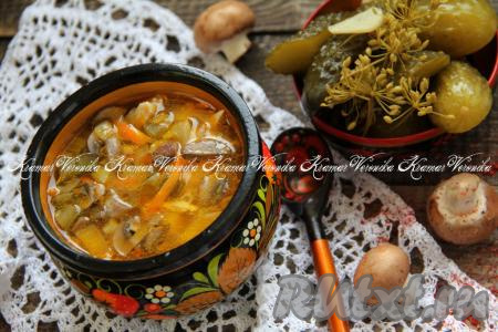 Вкусный, ароматный рассольник с грибами и огурцами разлить по тарелкам и подать к столу, дополнив, по желанию, сметаной.