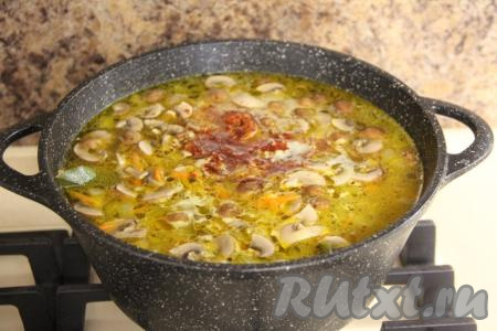 В конце варки всыпать соль и специи по вкусу, перемешать, проварить 2-3 минуты и выключить огонь. Оставить рассольник минут на 20 настояться под крышкой.&nbsp;