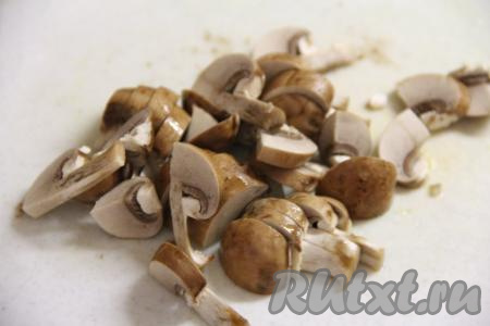 Шампиньоны (или заранее отваренные лесные грибы) нарезать. Я нарезала шампиньоны на пластинки.