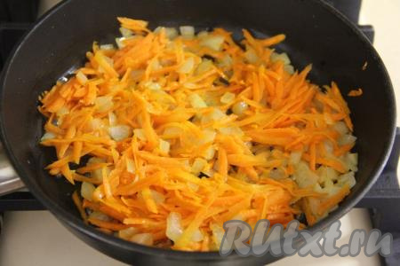 Обжаривать овощи минут 5-7, иногда перемешивая, чтобы они не подгорели.