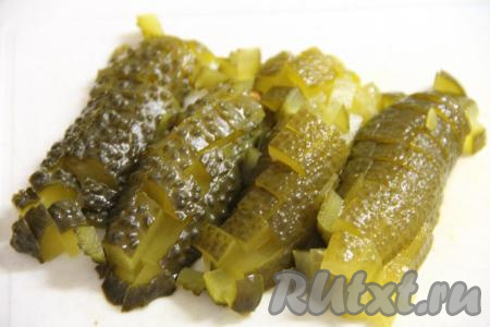 Огурцы нарезать на мелкие кубики.